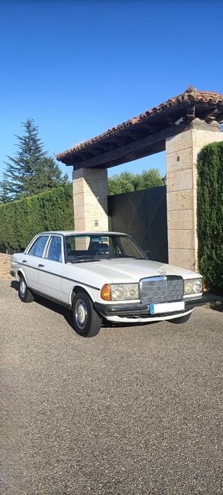 Se vende o alquila Mercedes-Benz W123 200 D (1982)