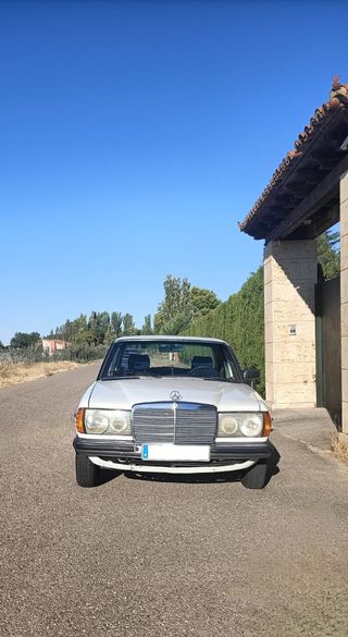 Se vende o alquila Mercedes-Benz W123 200 D (1982)