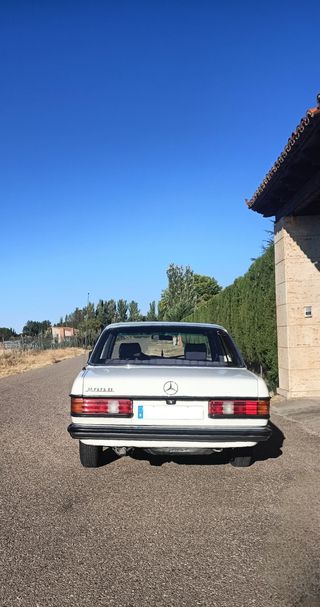 Se vende o alquila Mercedes-Benz W123 200 D (1982)
