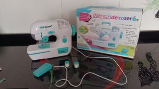 Maquina de coser de Juguete + Accesorios.