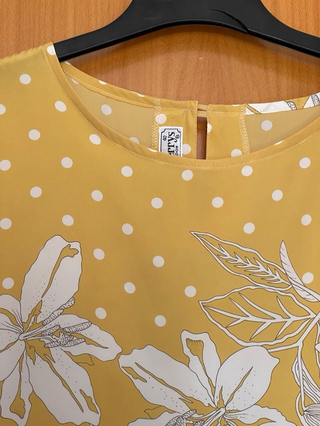 Conjunto blusa y falda lunares amarillo
