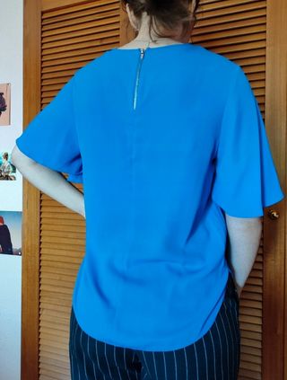 Blusa azul eléctrico Stradivarius