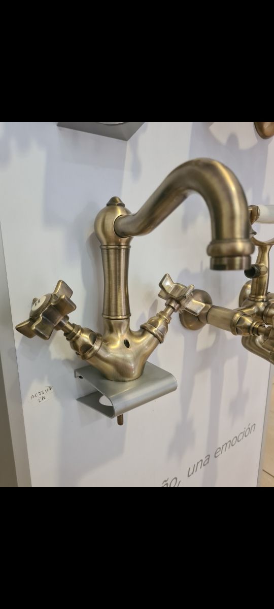 Grifo lavabo latón antiguo. Incluye latiguillos.