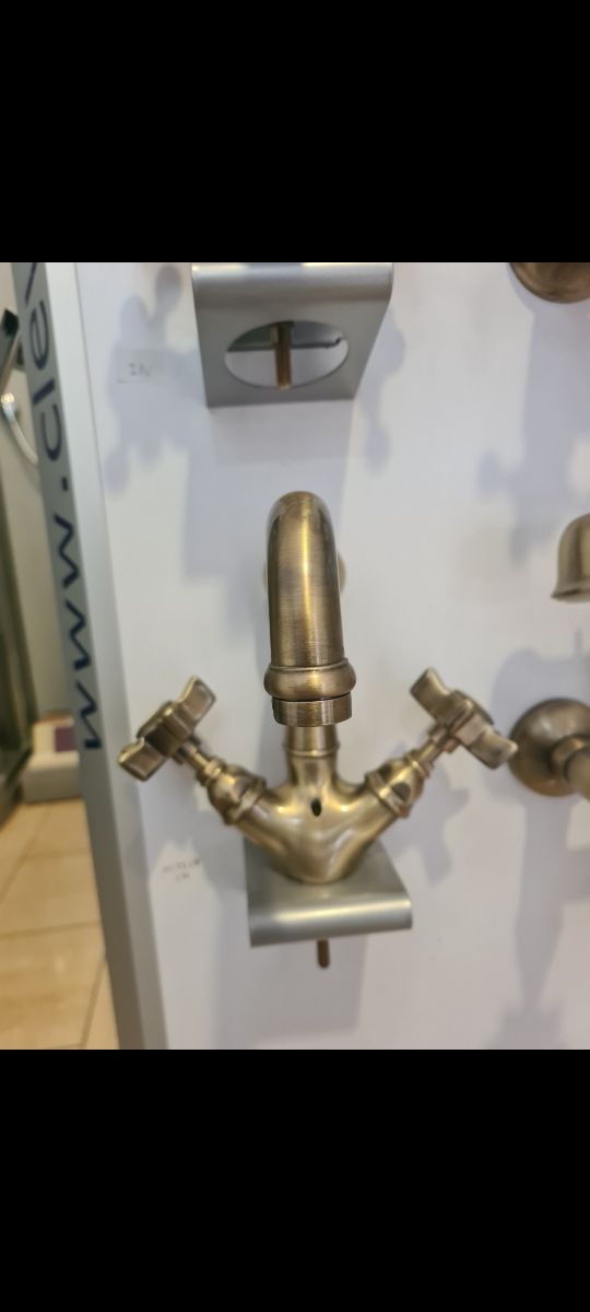 Grifo lavabo latón antiguo. Incluye latiguillos.