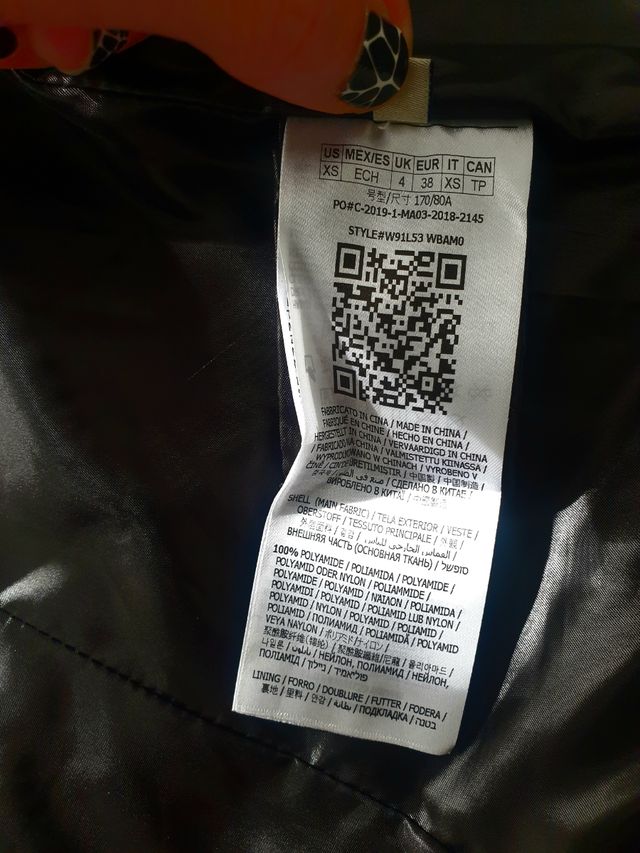 Chaqueta Guess negra ligera