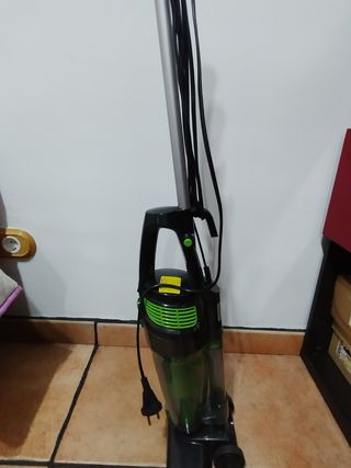 Aspiradora Vertical sin bolsa 1000w potencia.