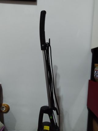 Aspiradora Vertical sin bolsa 1000w potencia.
