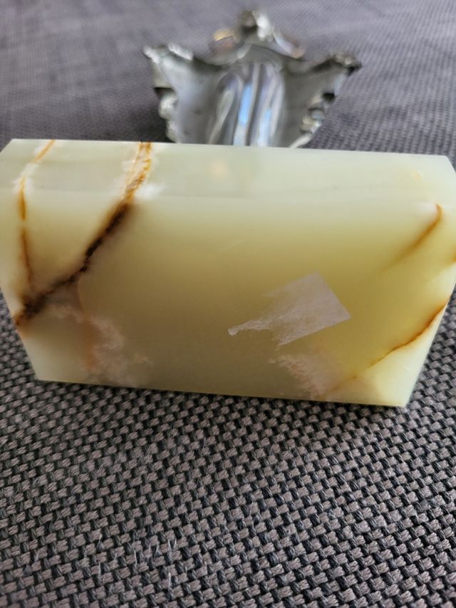 Madonnina in metallo, su base onice