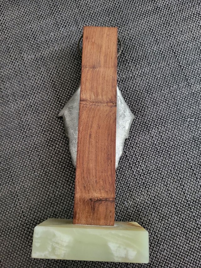 Madonnina in metallo, su base onice