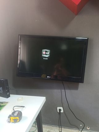 TV LG 32" Negra , no tiene mando ni soporte de pie