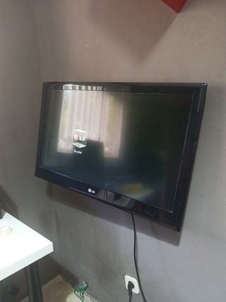 TV LG 32" Negra , no tiene mando ni soporte de pie