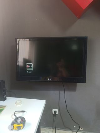 TV LG 32" Negra , no tiene mando ni soporte de pie
