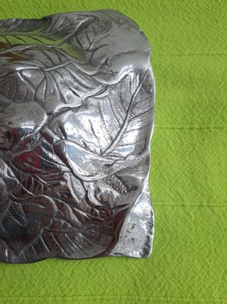 BANDEJA RECTANGULAR DE METAL - PELTRE - VINTAGE.