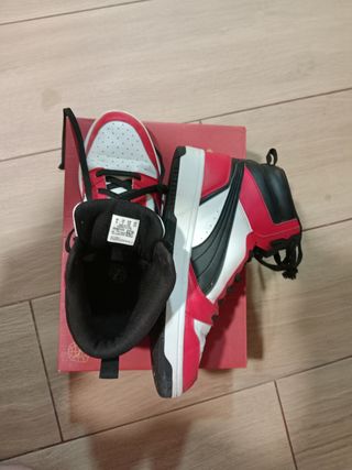 Zapatillas Puma rojas y negras