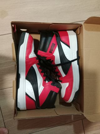 Zapatillas Puma rojas y negras