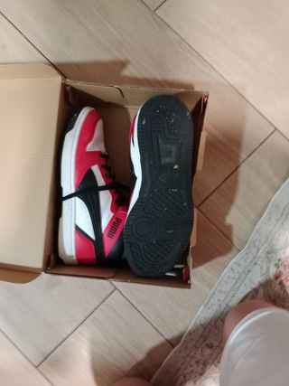Zapatillas Puma rojas y negras