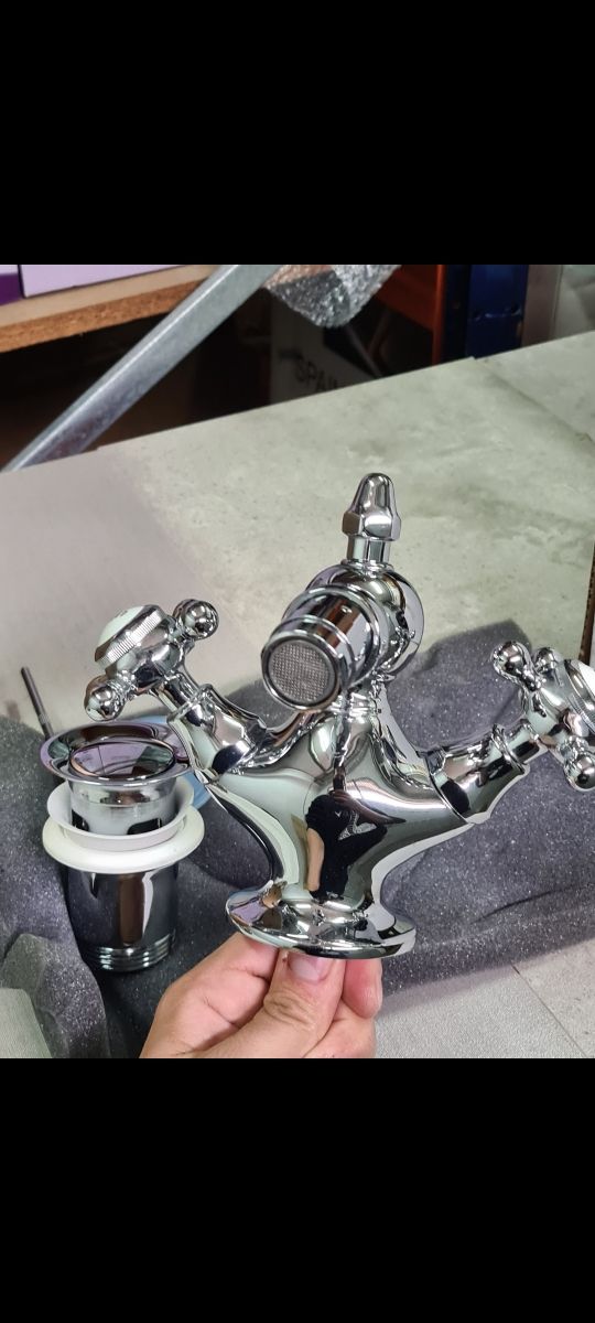 Grifería Mein Bidé cromo brillo.