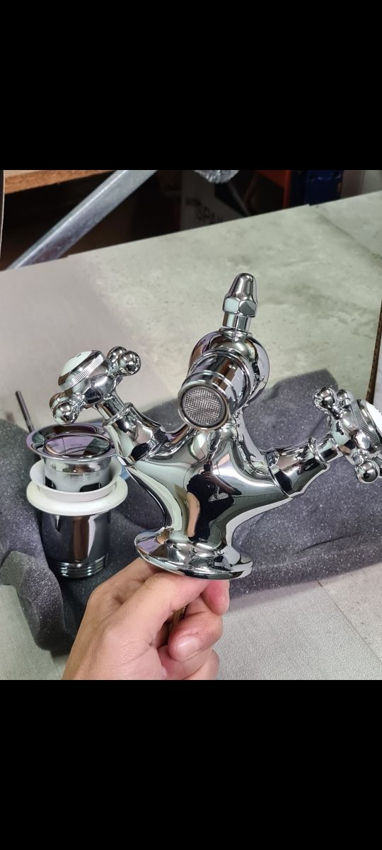 Grifería Mein Bidé cromo brillo.