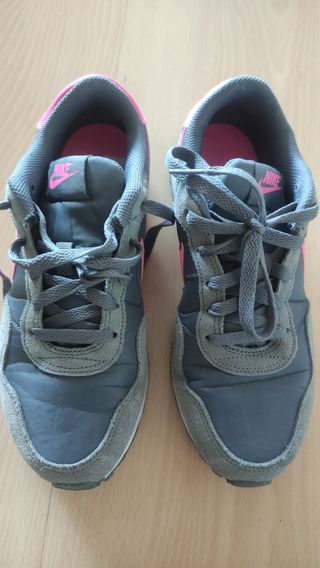 Zapatillas Nike grises y rosas