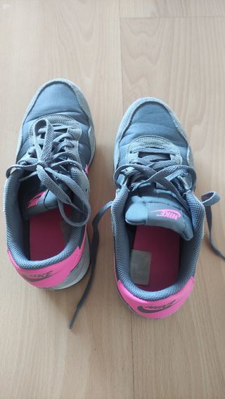 Zapatillas Nike grises y rosas