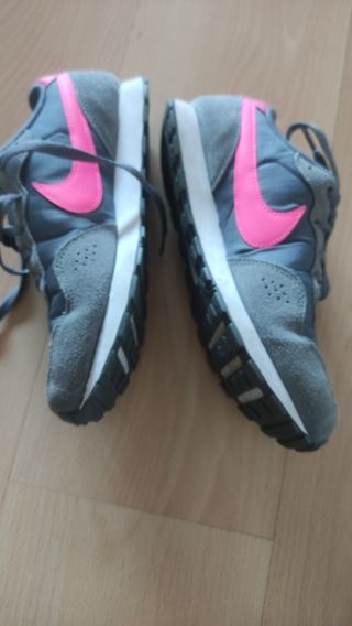 Zapatillas Nike grises y rosas