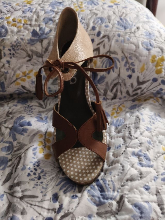 Sandalias piel estilosas n38 marca laloba