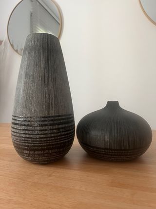 2 jarrones cerámicos grises y negros