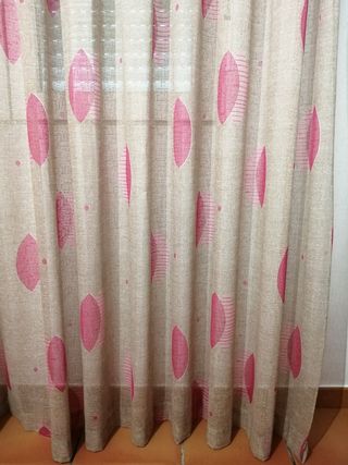 Cortina juvenil con decoración