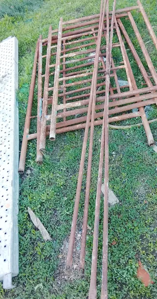 Andamio metálico antiguo hay 5 cuerpos de andamios