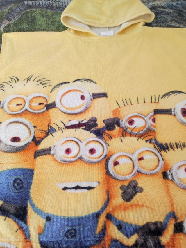 Poncho de playa MINIONS TALLA 6 años .