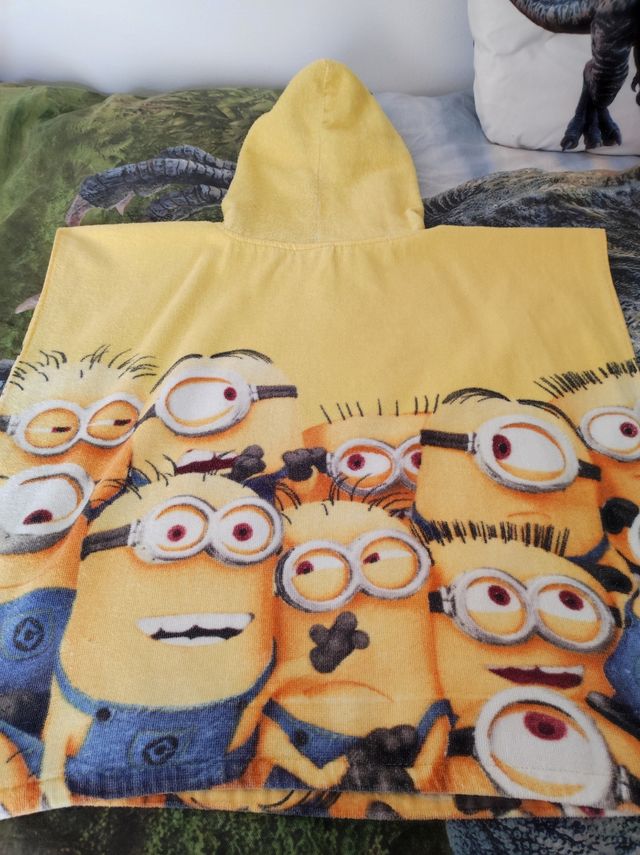 Poncho de playa MINIONS TALLA 6 años .