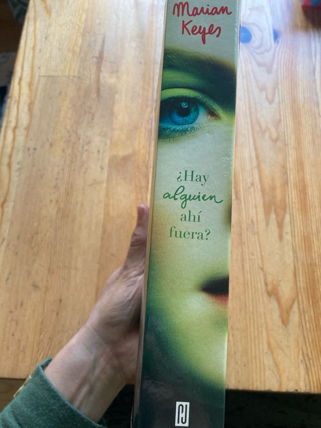 Hay alguien ahi fuera?/ Anybody out There? (Spa...