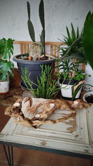 Portavelas artesanal de madera de raíz