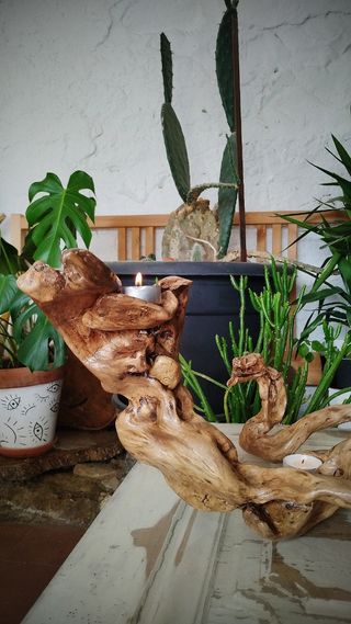 Portavelas artesanal de madera de raíz