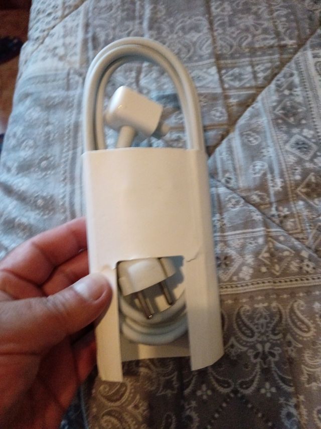 Cable de corriente Apple.