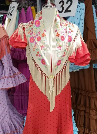 Mantoncillo lila bordado niña