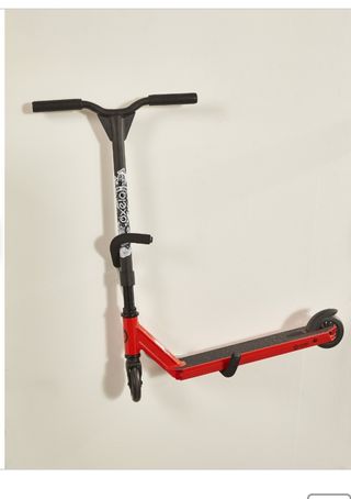 Soporte para patinete en pared