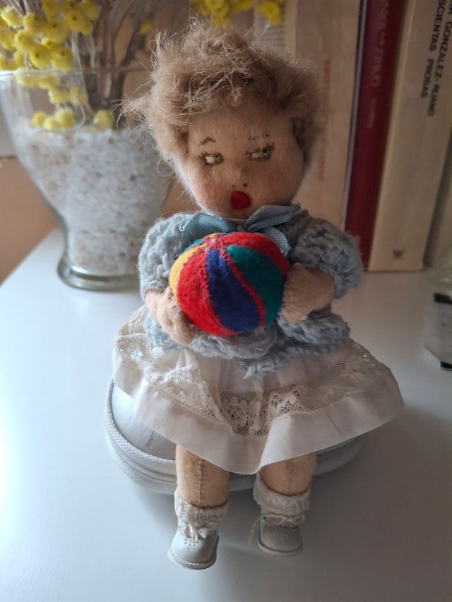 BAMBOLA ANTICA IN FELTRO