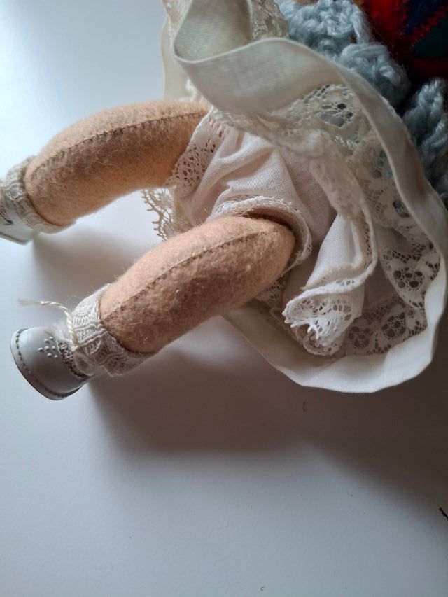 BAMBOLA ANTICA IN FELTRO