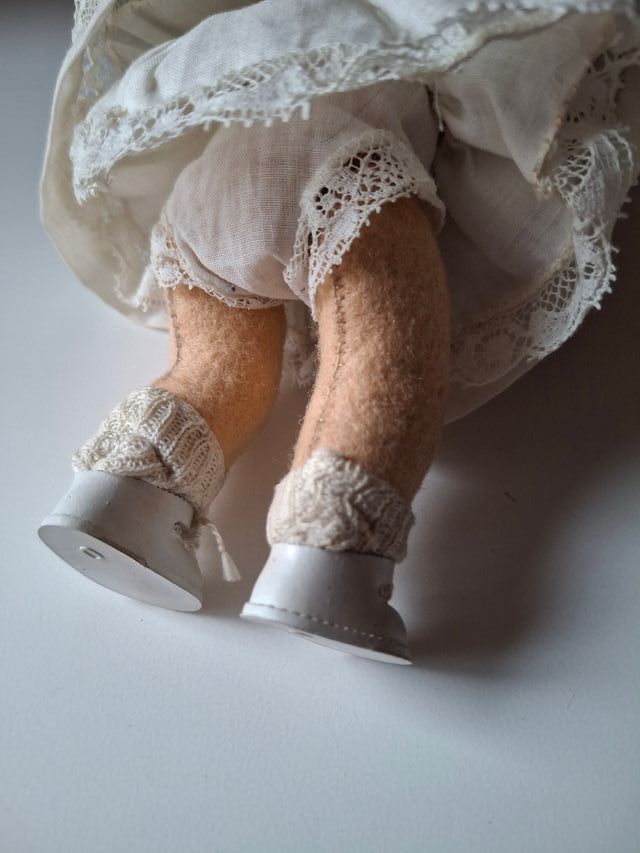 BAMBOLA ANTICA IN FELTRO