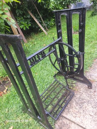 Pie de maquina de coser antigua