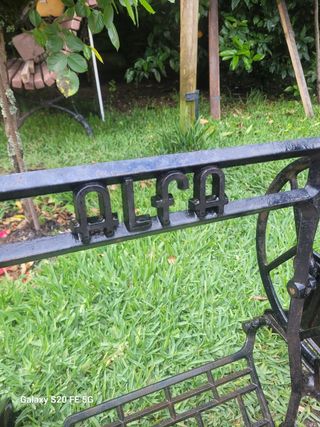 Pie de maquina de coser antigua