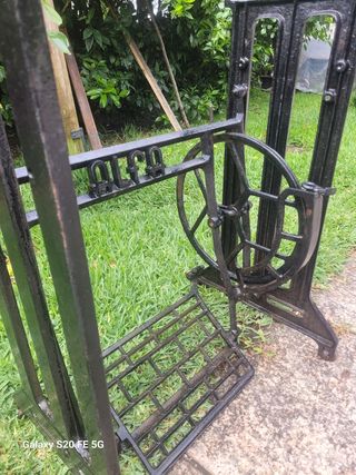 Pie de maquina de coser antigua