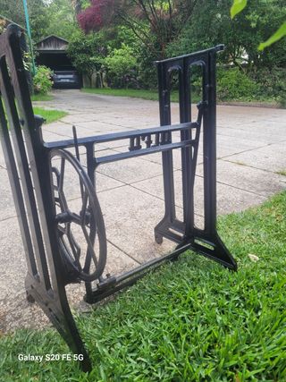 Pie de maquina de coser antigua