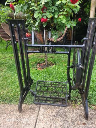 Pie de maquina de coser antigua