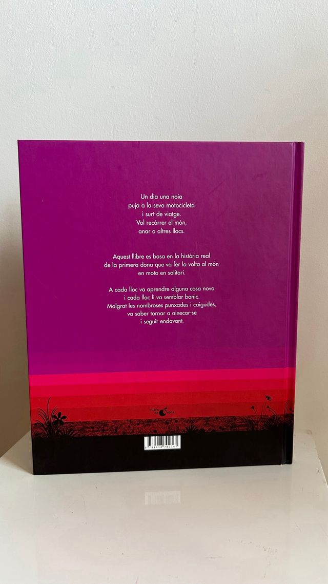 Noia en motocicleta catala