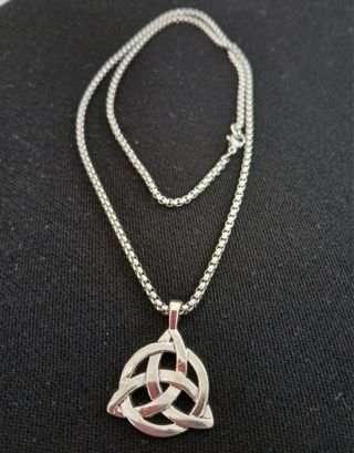 Colgante de triqueta celta con cadena