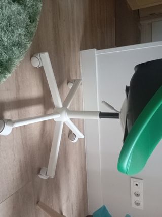 Silla escritorio infantil verde, es giratoria.