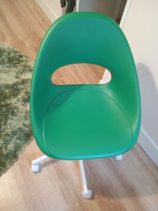 Silla escritorio infantil verde, es giratoria.