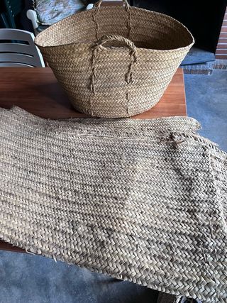 Antigüedades capazo y alfombra de palma.